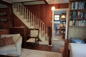 Televisión, chimenea, reproductor de DVD y libros