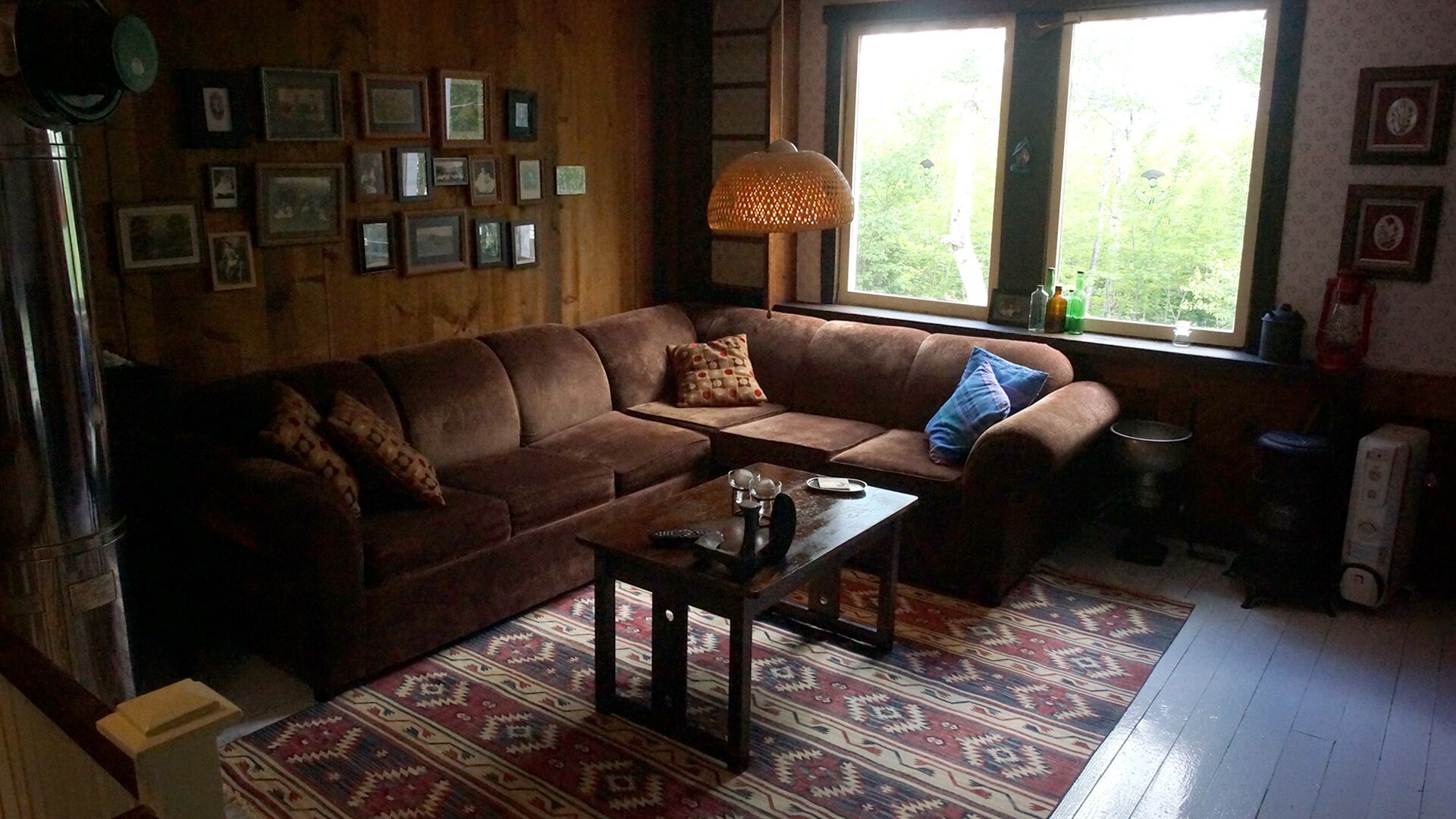 TV, fireplace, DVD player, books