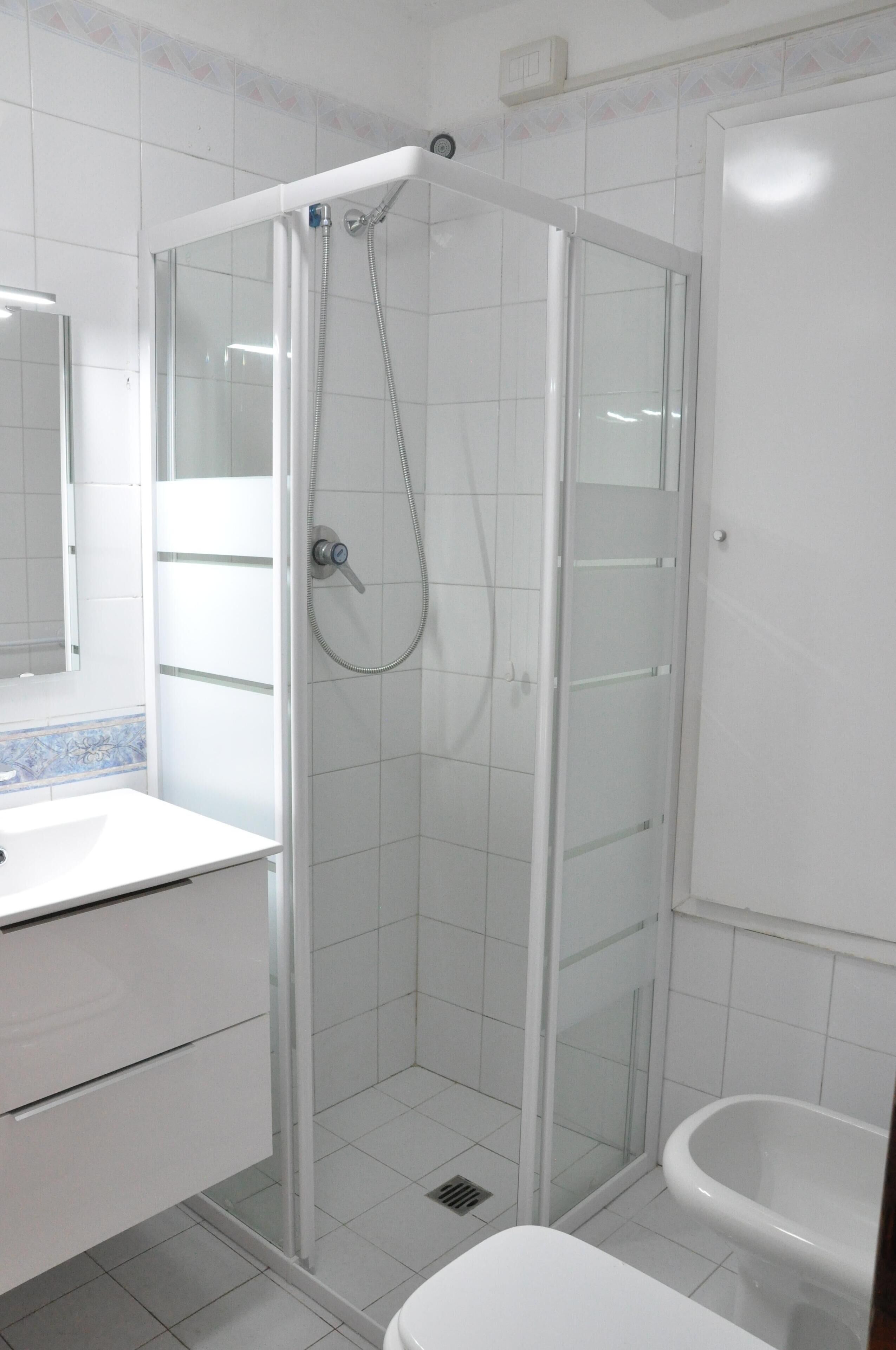 Doccia, asciugacapelli, bidet, asciugamani