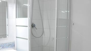 Dusche, Haartrockner, Bidet, Handtücher