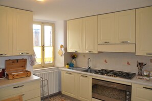 Fridge, microwave, oven, stovetop - From Marzietta Casa Centro Storico Assisi (Assisi)