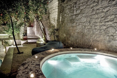 Private stone retreat with garden in the historic centre of Modica