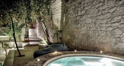 Private stone retreat with garden in the historic centre of Modica