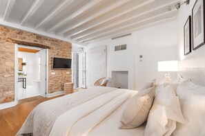 4 bedrooms, iron/ironing board, free WiFi, bed sheets - Luxury townhouse with garden and heated pool.  (Selva)