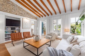 Smart TV, fireplace, DVD player, books - Luxury townhouse with garden and heated pool.  (Selva)