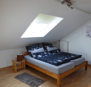 1 Schlafzimmer, Schreibtisch, schallisolierte Zimmer