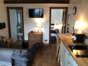 1 bedroom, iron/ironing board, free WiFi, bed sheets - Traditional Lakeland Hideaway Cottage for two, close to the Lakes and Dales (Milnthorpe)
