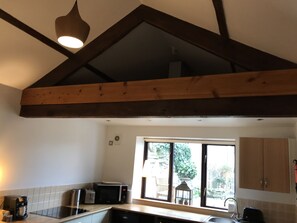 Fridge, microwave, oven, stovetop - Traditional Lakeland Hideaway Cottage for two, close to the Lakes and Dales (Milnthorpe)