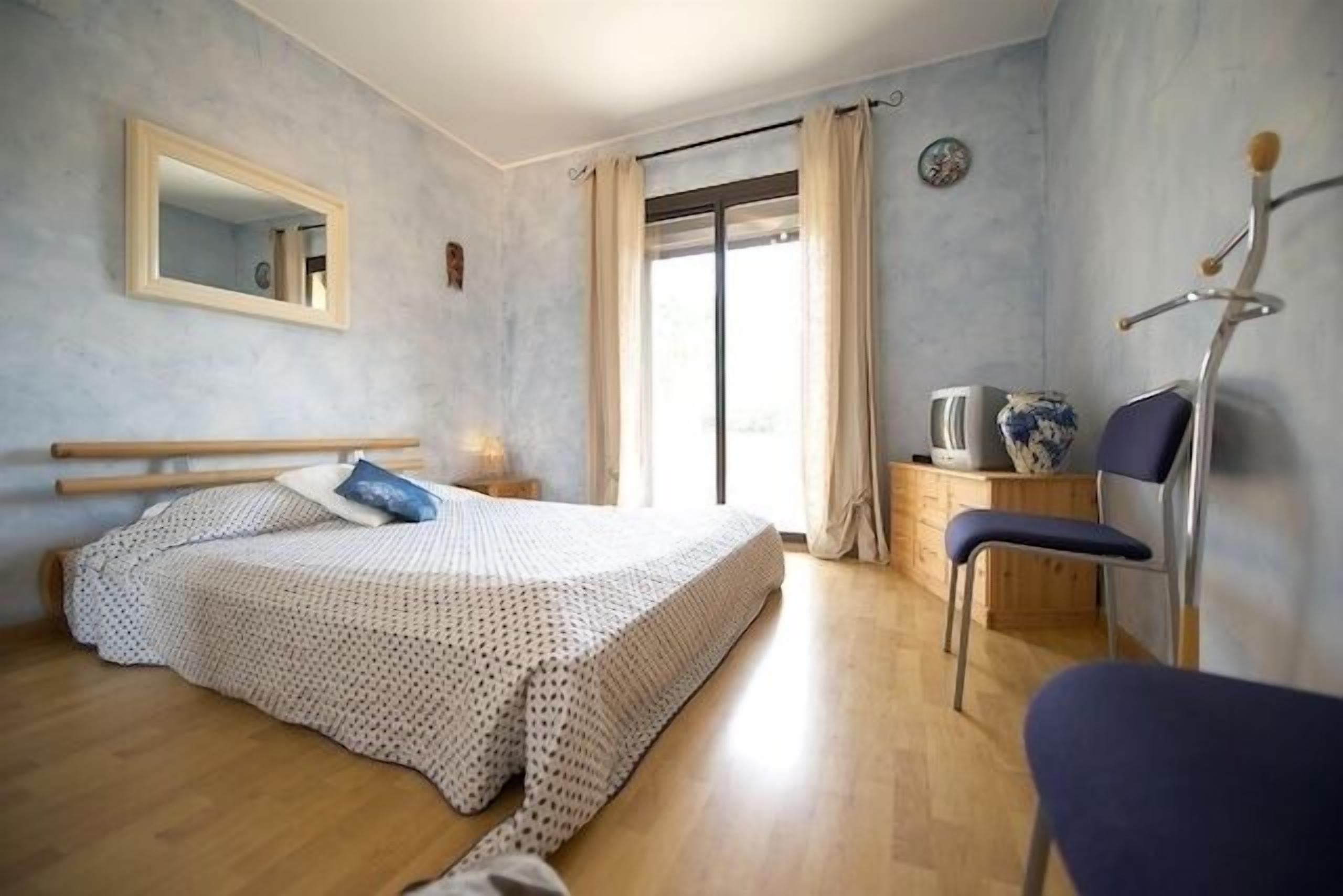 8 chambres, fer et planche à repasser, Wi-Fi gratuit