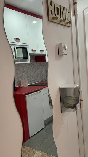 Refrigerador, microondas, parrilla de estufa y cafetera y tetera 