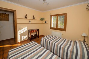 3 chambres, coffres-forts dans les chambres, fer et planche à repasser