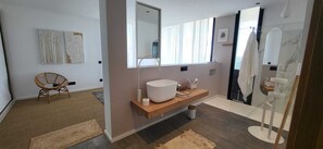 Shower, hair dryer, towels