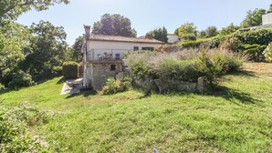 Property grounds - Holiday house Roža * large garden, sun terrace, BBQ, free WiFi (Labin)