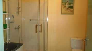 Douche, sĂšche-cheveux, serviettes fournies, savon