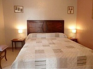 1 chambre, fer et planche à repasser, Wi-Fi gratuit, draps fournis