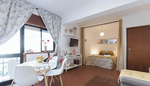 Iron/ironing board, WiFi, bed sheets - Comfy Sunny Flat w/ Netflix by HostWise (Porto)