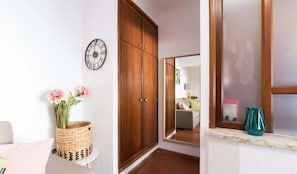 TV - Comfy Sunny Flat w/ Netflix by HostWise (Porto)