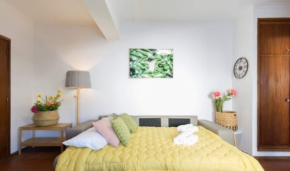 Iron/ironing board, travel crib, WiFi, bed sheets