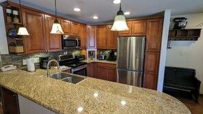 Jääkaappi, mikroaaltouuni, uuni, liesi