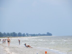 Plage à proximité, chaises longues, serviettes de plage