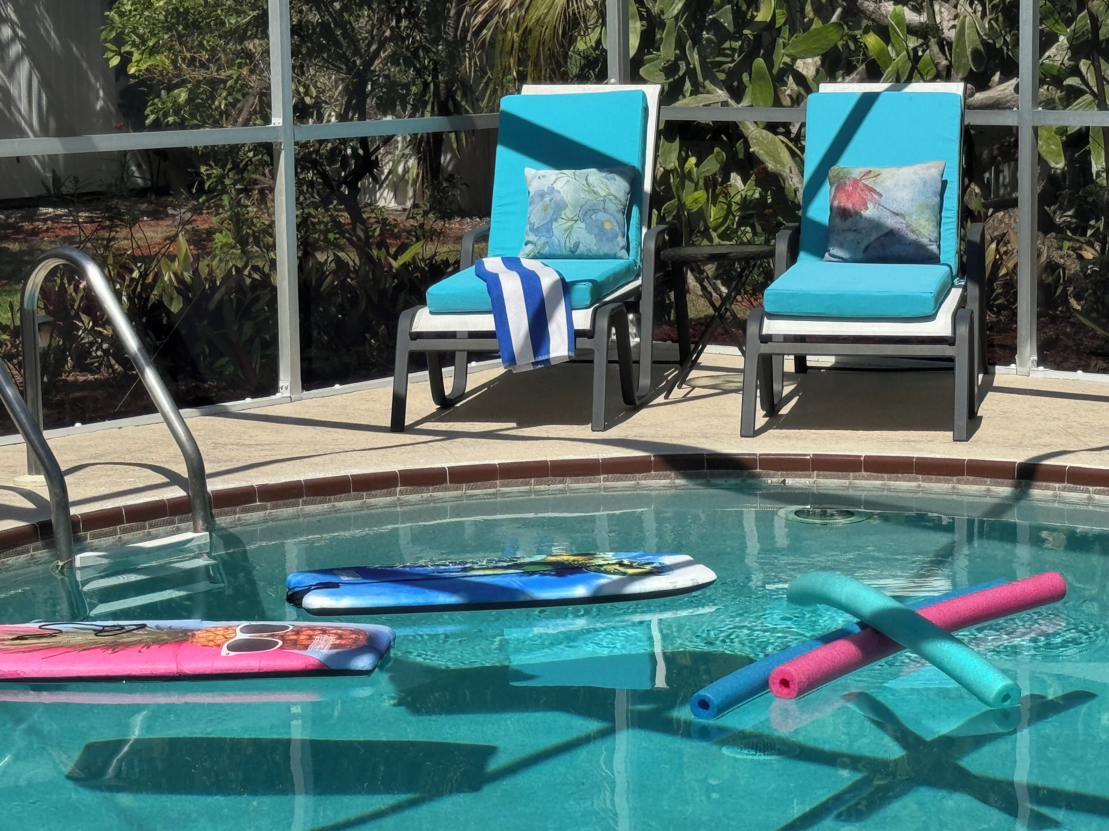 Una piscina al aire libre, una piscina climatizada