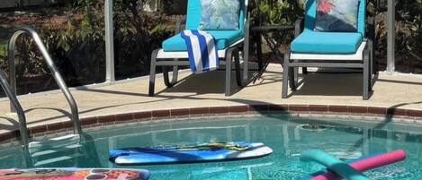 Una piscina al aire libre, una piscina climatizada
