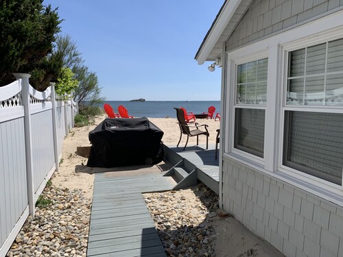 4BR Beach Cottage sijaitsee yksityisellä rannalla.  Vuodepaikkoja 12 mukavasti, ulkogrilli