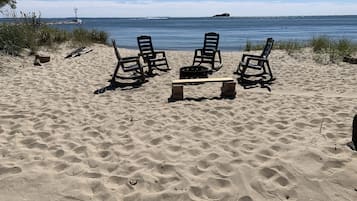 Aan het strand, ligstoelen aan het strand, strandlakens