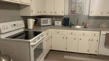 冷蔵庫、電子レンジ、オーブン、コンロ