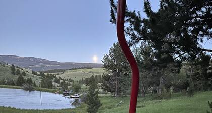 Cozy Cabin/House with Private Pond and 7KM of Skiing/Hiking Trails