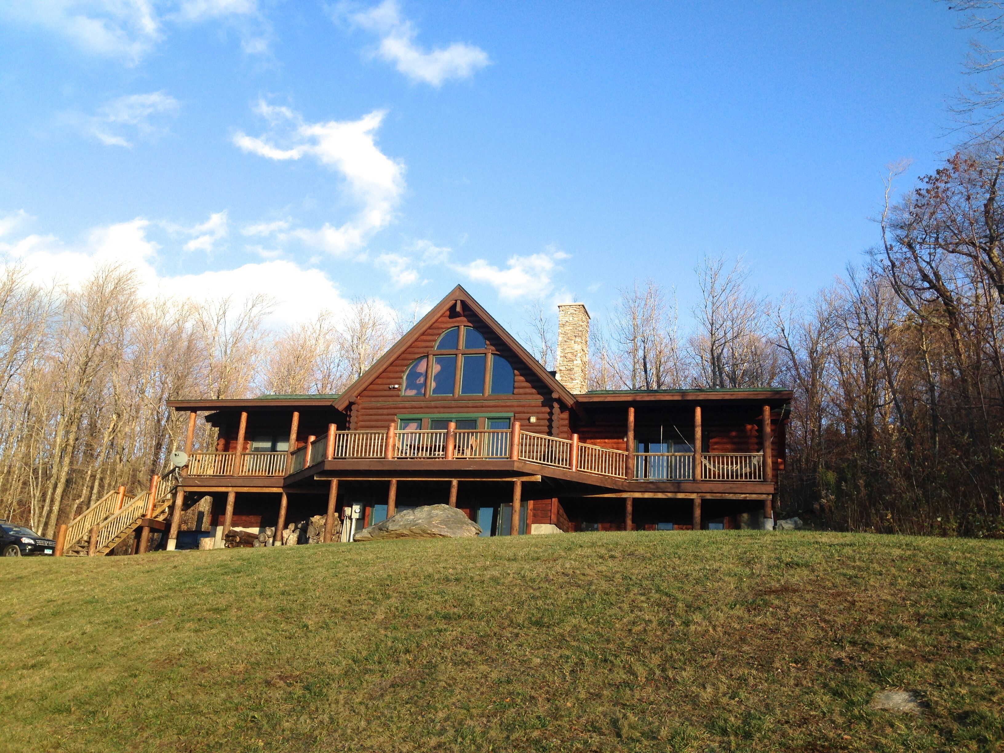 Gorgeous Log Home With Mountain Views with Hot Tub