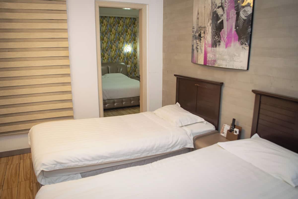 Suite Keluarga, asrama campuran | 1 kamar tidur, seprai premium, brankas, dan meja kerja