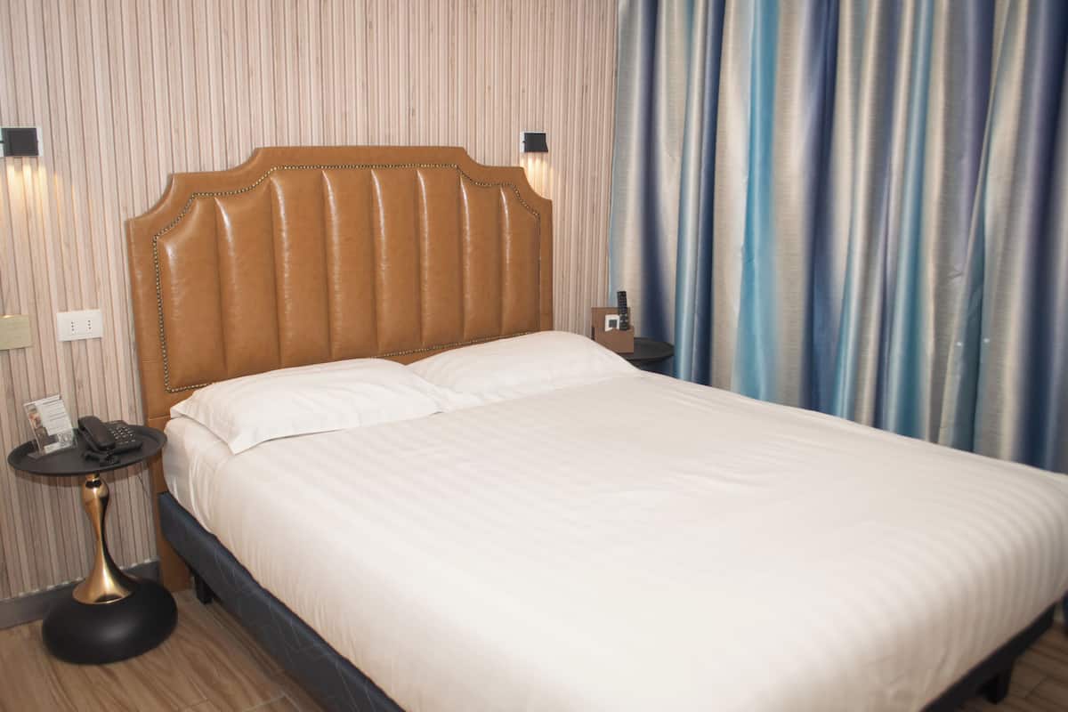 1 kamar tidur, seprai premium, brankas, dan meja kerja