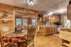 Dining - Sunset Ridge - Near Dollywood! Jacuzzi! Fireplace! Pool Table! Large Game Room! (Pigeon Forge)