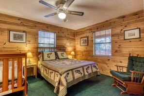 2 soverom, skrivebord, strykejern/-brett og wi-fi (inkludert)