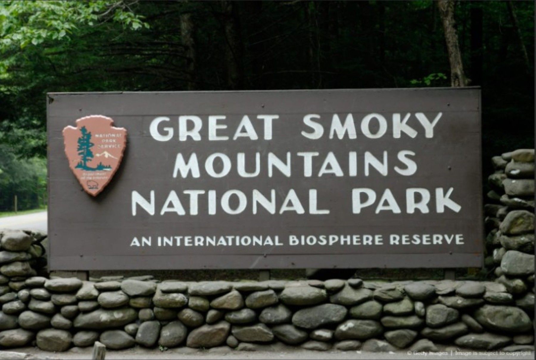 Ein Schild für den Great Smoky Mountains National Park, das angibt, dass es sich um ein internationales Biosphärenreservat handelt.