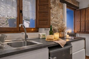 Réfrigérateur, micro-ondes, plaque de cuisson, cafetière/bouilloire