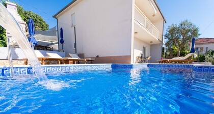 Rentouttava ja tilava huvila uima-altaalla lähellä rantaa