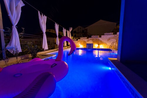 Relaxing and spacious villa with pool near beach