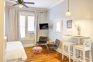 1 chambre, bureau, fer et planche à repasser, Wi-Fi gratuit