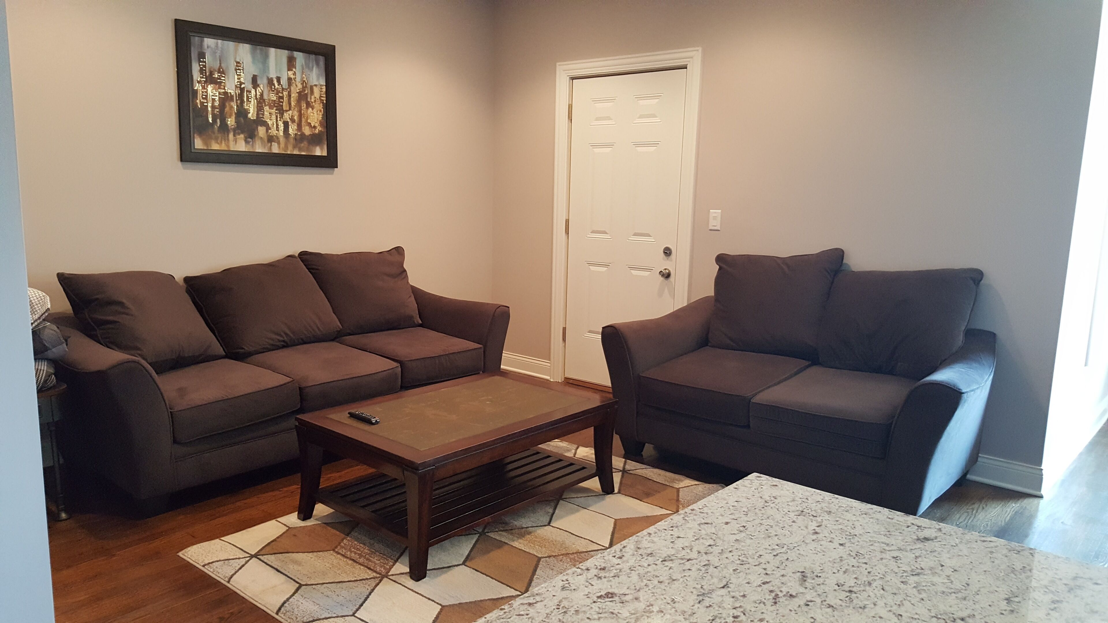 Spacious 4 Bedroom (5 queen beds) 2 Bath in the kenwood neighborhood 