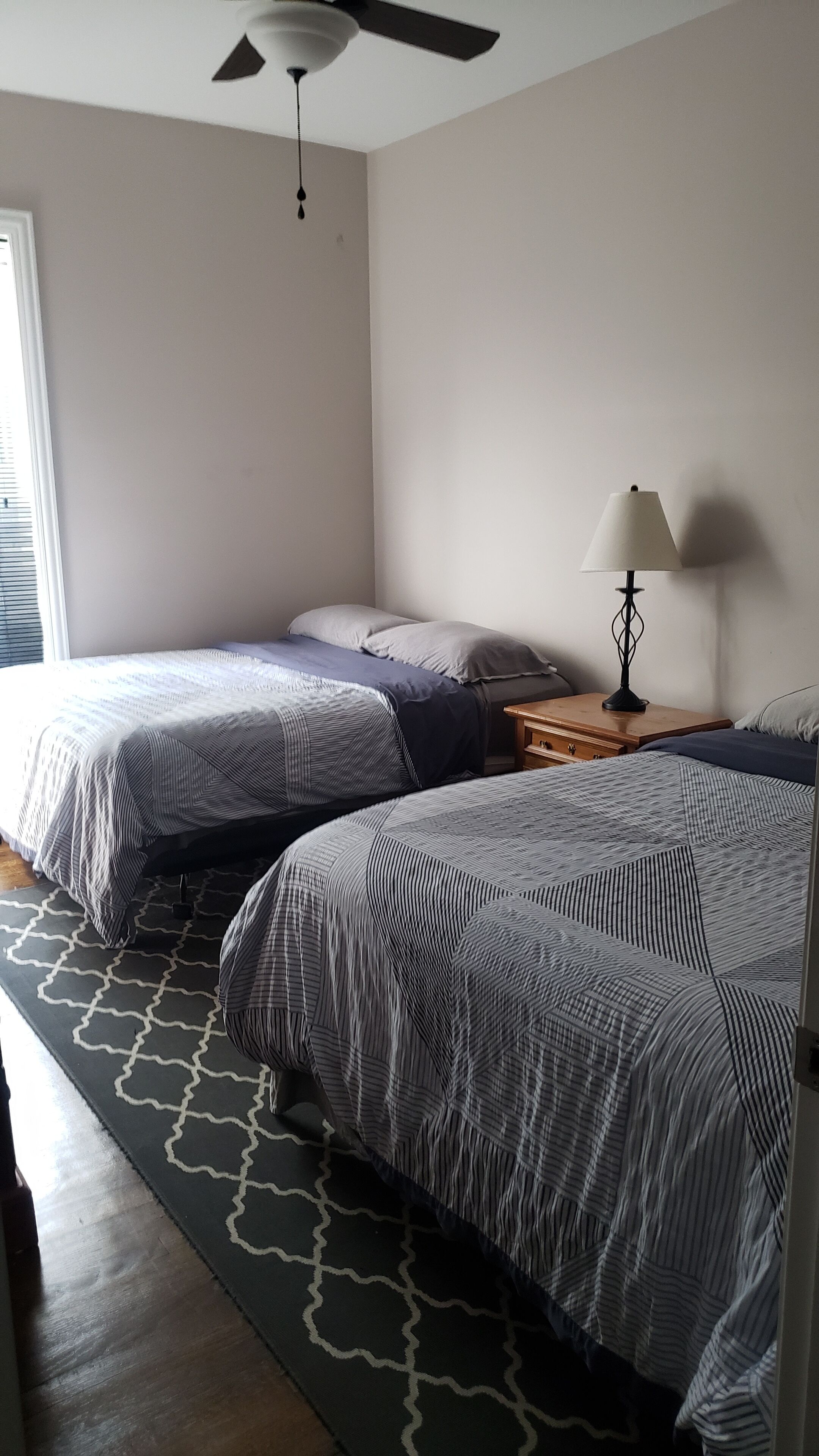 Spacious 4 Bedroom (5 queen beds) 2 Bath in the kenwood neighborhood 