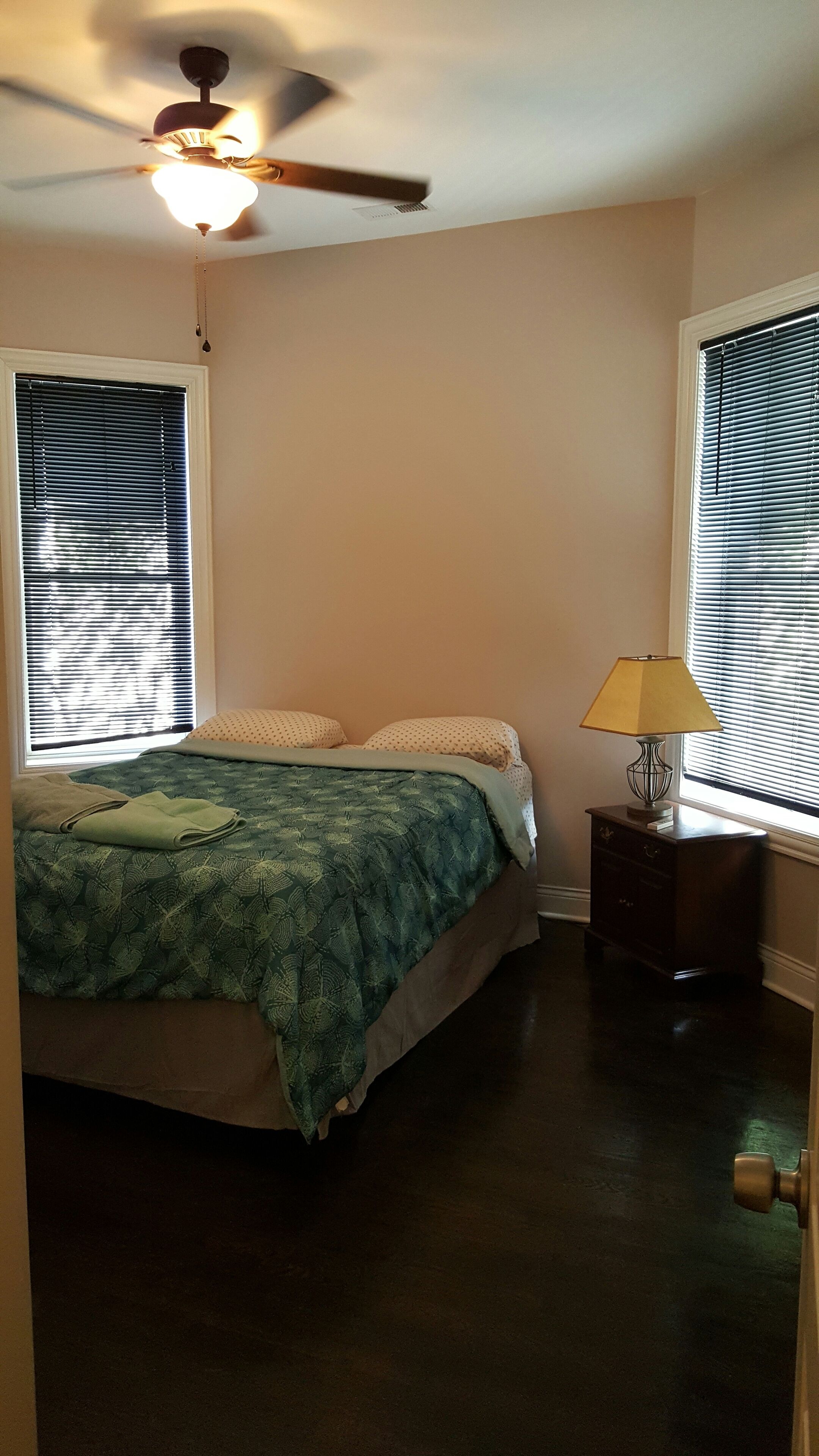 Spacious 4 Bedroom (5 queen beds) 2 Bath in the kenwood neighborhood 