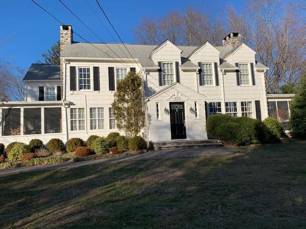 Charming Farmhouse Just outside of NYC!