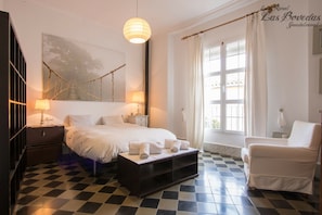 3 bedrooms, iron/ironing board, WiFi (free), bed sheets