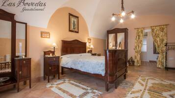 3 bedrooms, iron/ironing board, WiFi (free), bed sheets