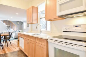 Fridge, microwave, oven, stovetop - Commercial St Private Patio Dog Welcome! (Provincetown)