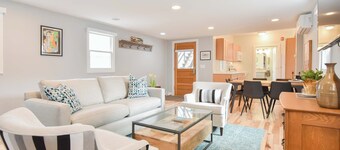 Commercial St Private Patio Dog Welcome!