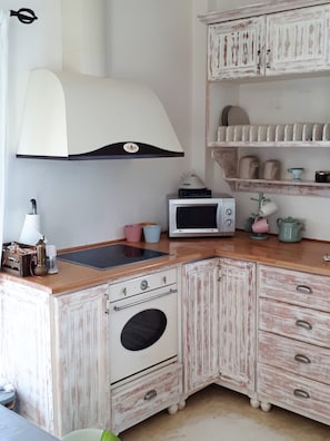 Refrigerador, microondas, horno, placa de cocina