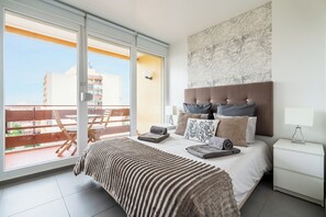 1 camera, una cassaforte in camera, una scrivania, ferro/asse da stiro